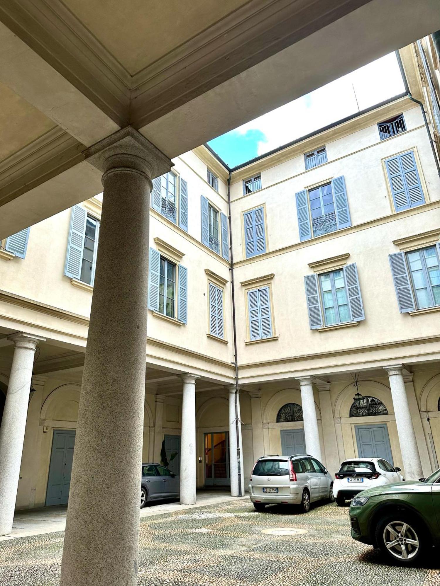 Nerino House, Elegante E Tranquillo Appartamento A 5 Minuti Dal Duomo ミラノ エクステリア 写真